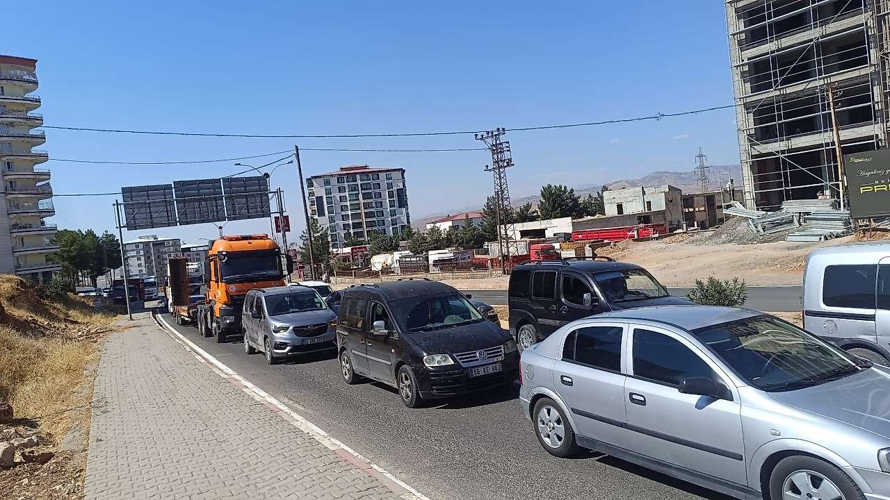 Siirt'te Trafik Yükü Artıyor: Okulların Açılmasıyla Yoğunluk Oluşan Ford Kavşağı Çözüm Bekliyor