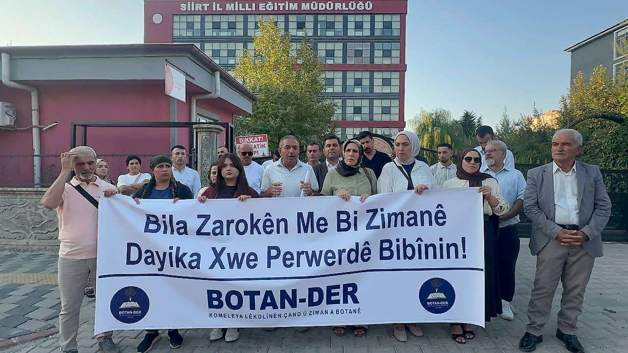 Siirt'te İl Milli Eğitim Müdürlüğü önünde Kürtçe eğitim talebi
