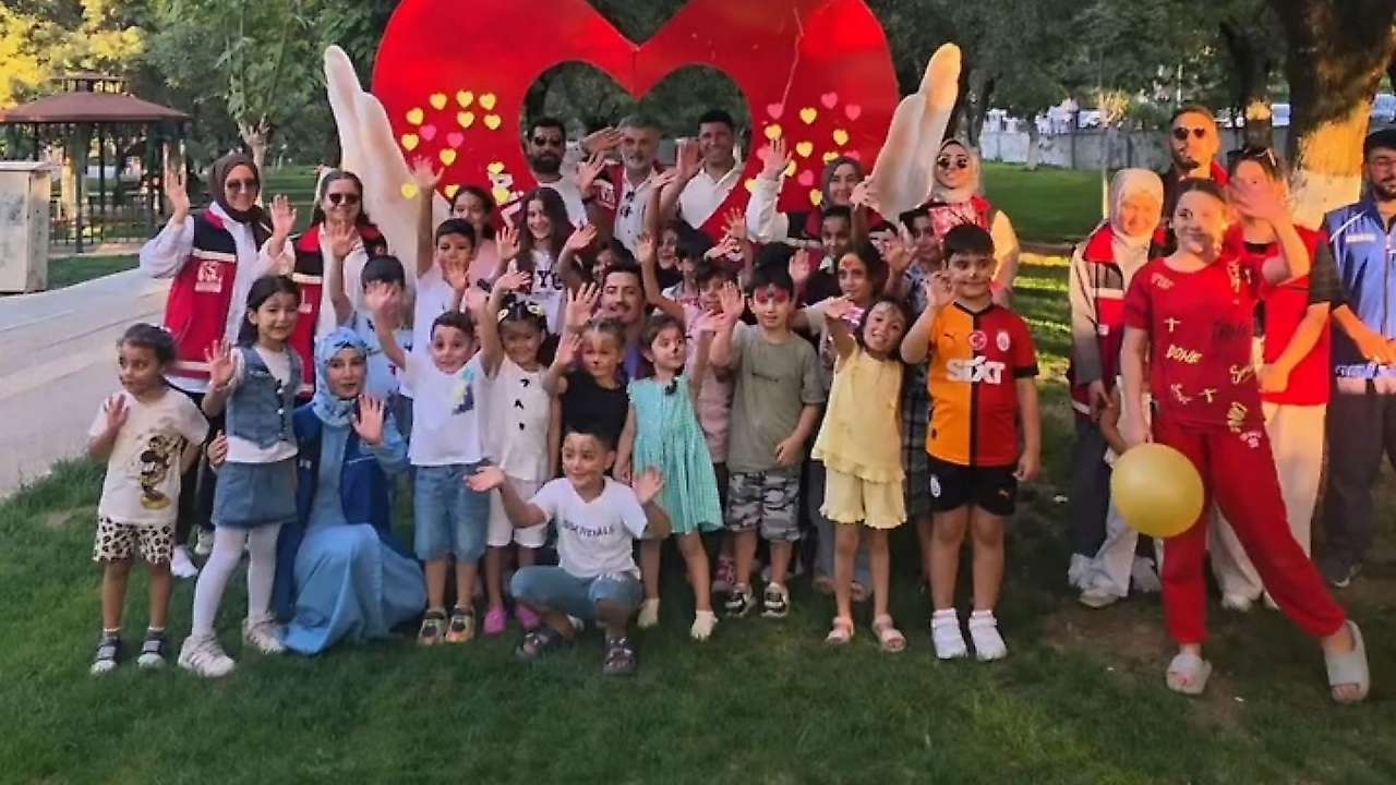 Siirt'te Çocuklar Telefon Ve Tableti Bıraktı, Parkta Bir Araya Geldi