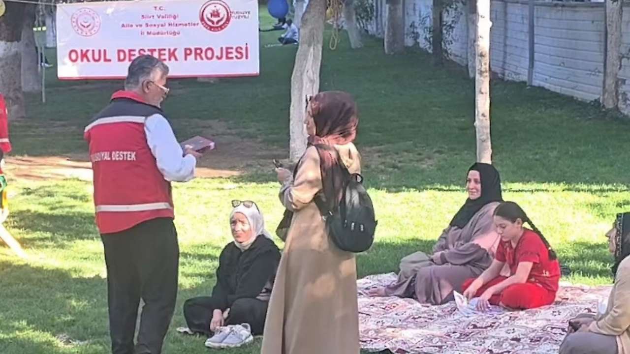 Siirt'te Çocuklar Telefon Ve Tableti Bıraktı, Parkta Bir Araya Geldi