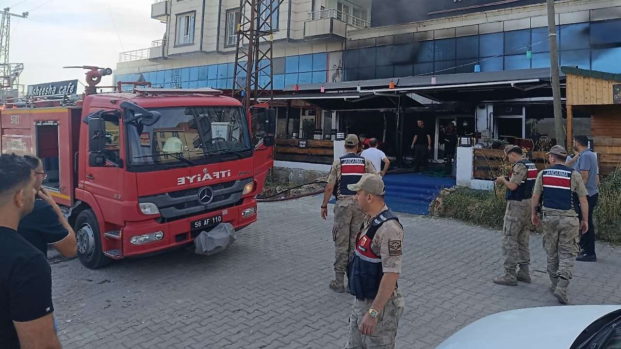Siirt'te Sabah Saatlerinde Korkutan Yangın: Çıkan Yangında Kafe Kullanılamaz Hale Geldi