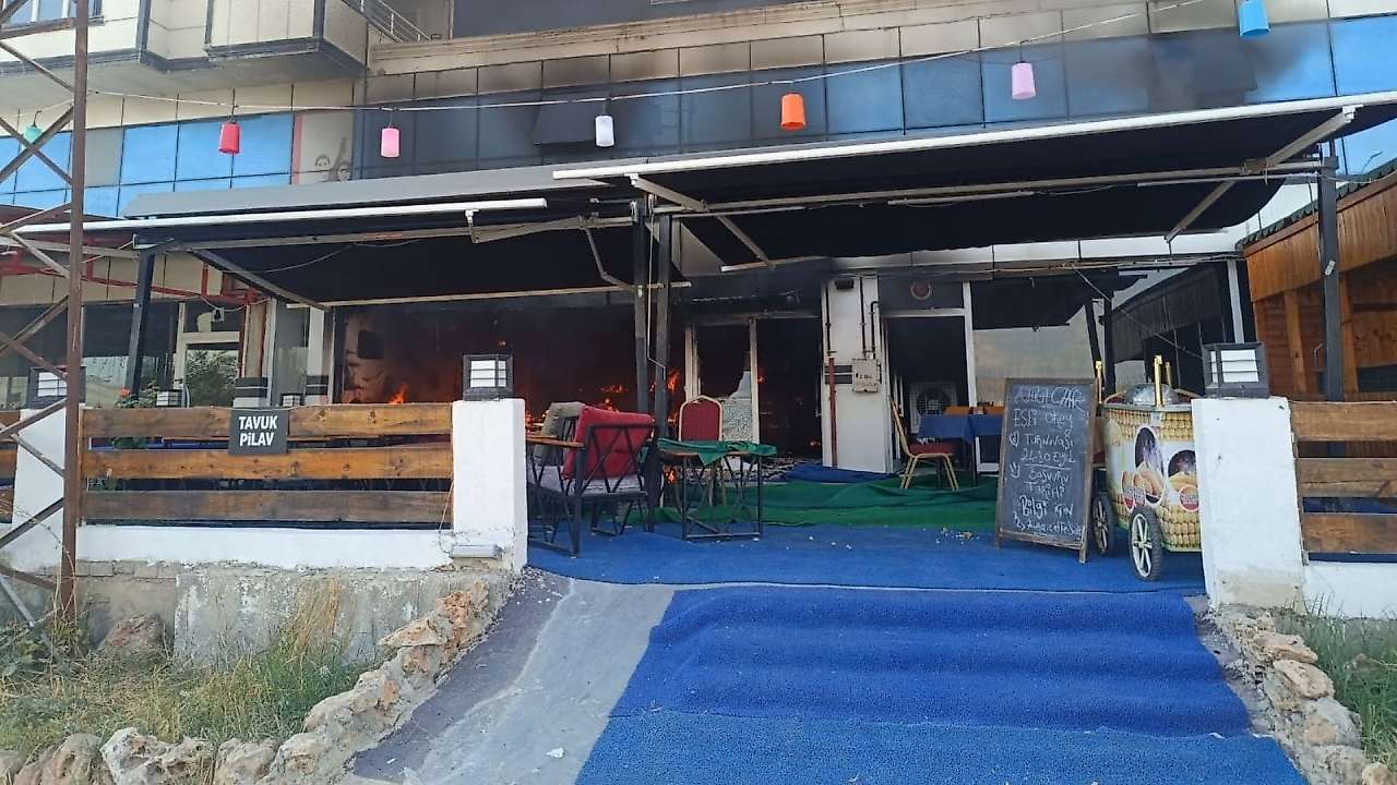 Siirt'te Sabah Saatlerinde Korkutan Yangın: Çıkan Yangında Kafe Kullanılamaz Hale Geldi