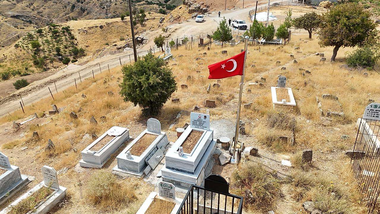 Siirt'te 19 Eylül Gaziler Günü öncesi 16 şehit mezarı yenilendi
