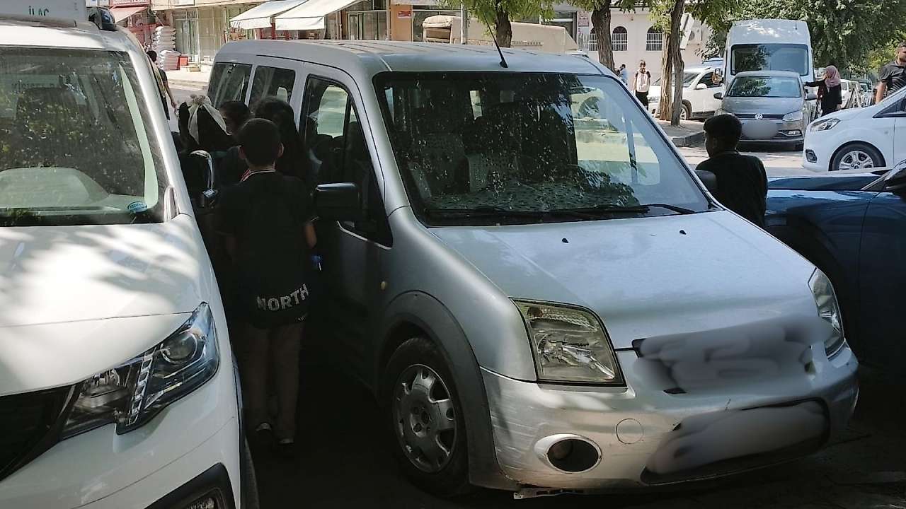 Siirt'te kaldırım üzerine park edilen araçlar