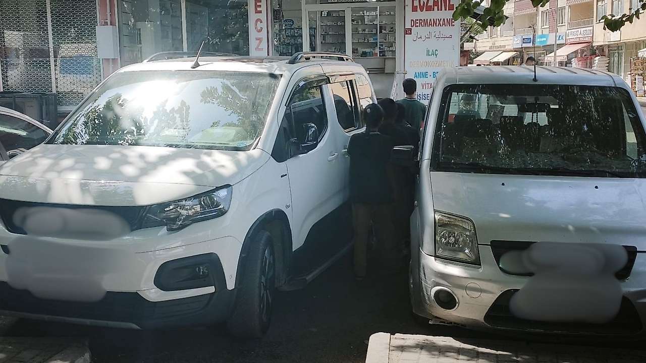 Siirt'te kaldırım üzerine park edilen araçlar