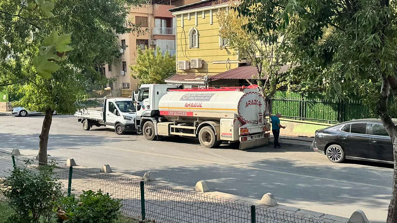 Su sıkıntı çeken yerlere su tankerleriyle su taşınırken