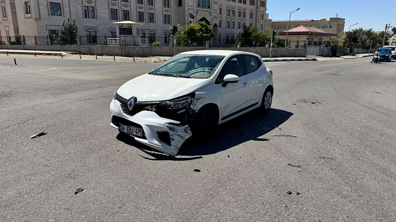 Siirt'te Emniyet Kavşağı'nda Trafik Kazası: Araçlarda Maddi Hasar Oluştu