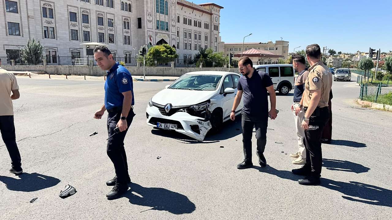 Siirt'te Emniyet Kavşağı'nda Trafik Kazası: Araçlarda Maddi Hasar Oluştu