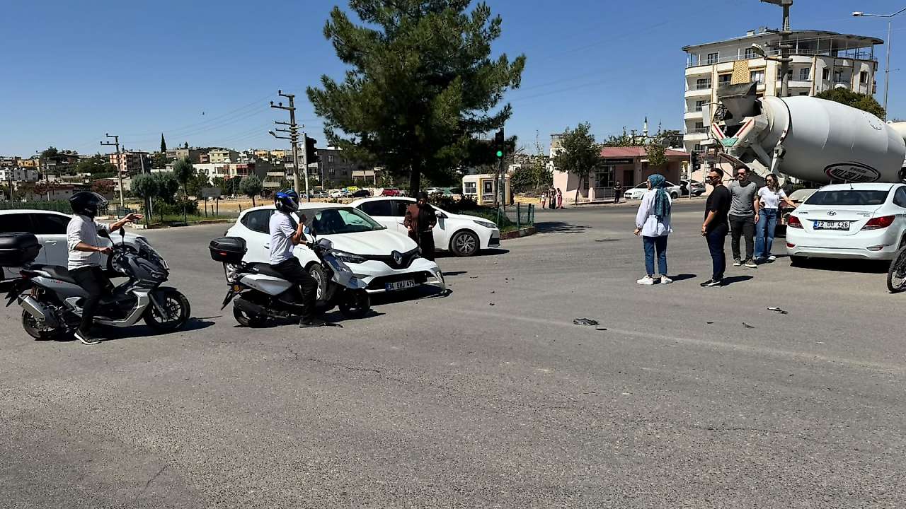 Siirt'te Emniyet Kavşağı'nda Trafik Kazası: Araçlarda Maddi Hasar Oluştu