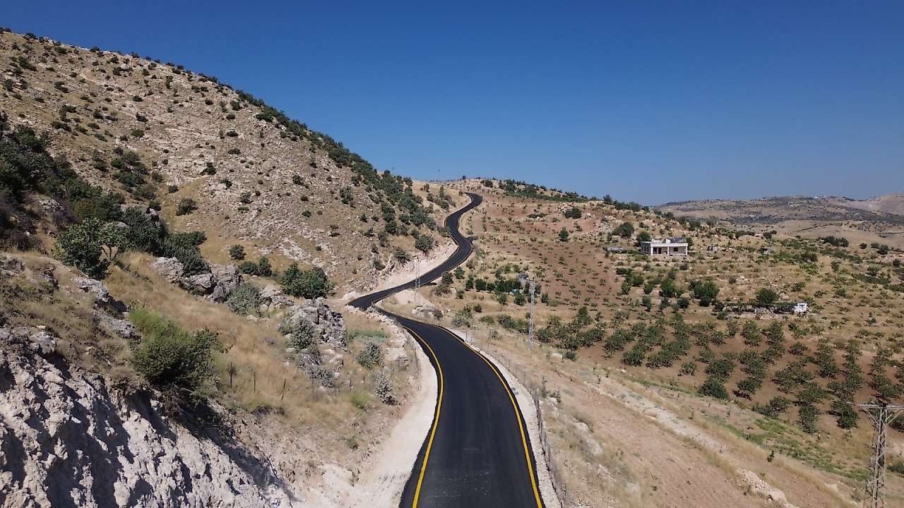 Siirt'te 4 köy ve mezraya 15,7 kilometrelik sıcak asfalt
