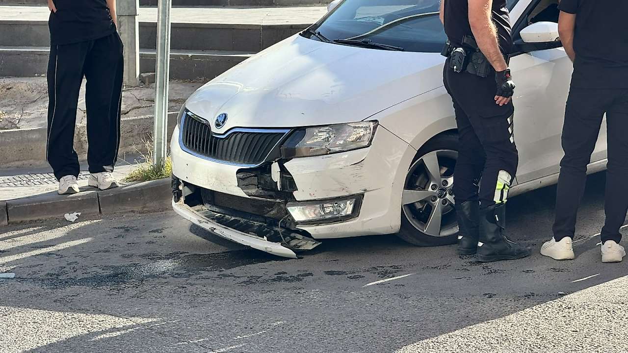 Siirt'te Otomobil ile Motosiklet Çarpıştı