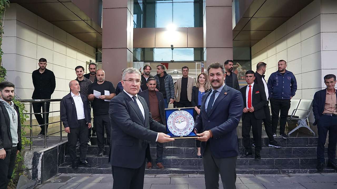 Siirt'te Amatör Sporlar Haftası Programına Siyasi İsimler Katıldı