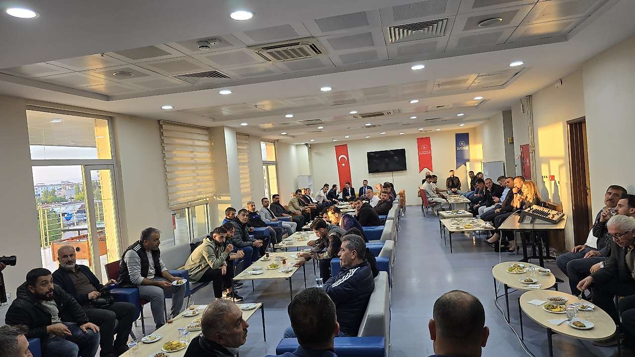 Siirt'te Amatör Sporlar Haftası Programına Siyasi İsimler Katıldı