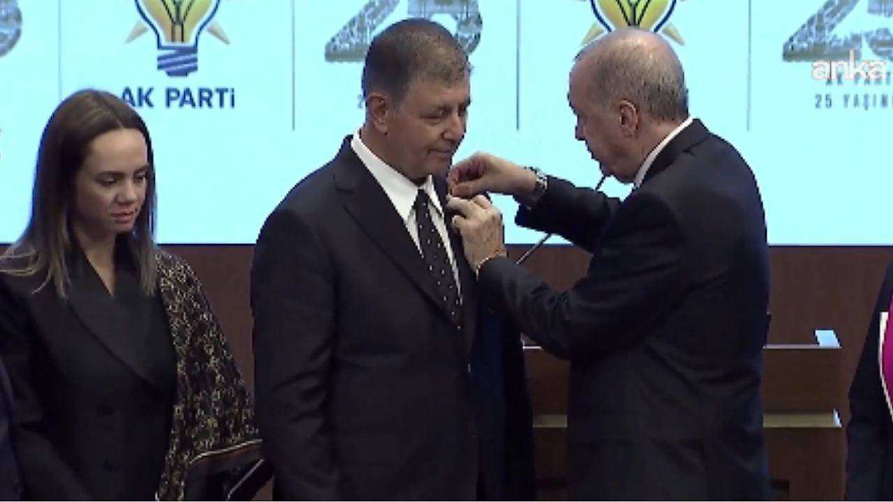 Cemil Tugay AK Parti'ye Katıldı: Erdoğan Rozetini Taktı