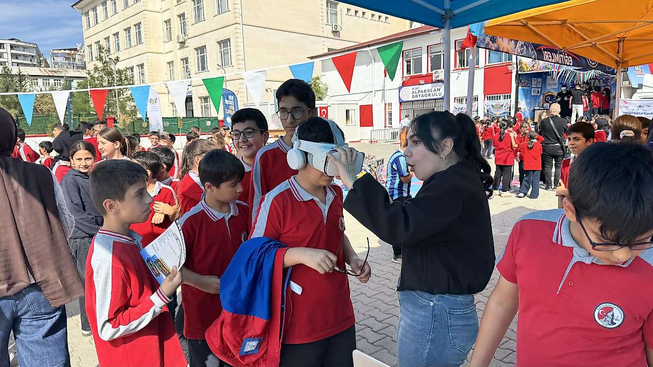 Siirt'te Öğrenciler Teknolojiyle Buluştu: Mobil Dijital Kanatlar Alparslan Ortaokulu'nda