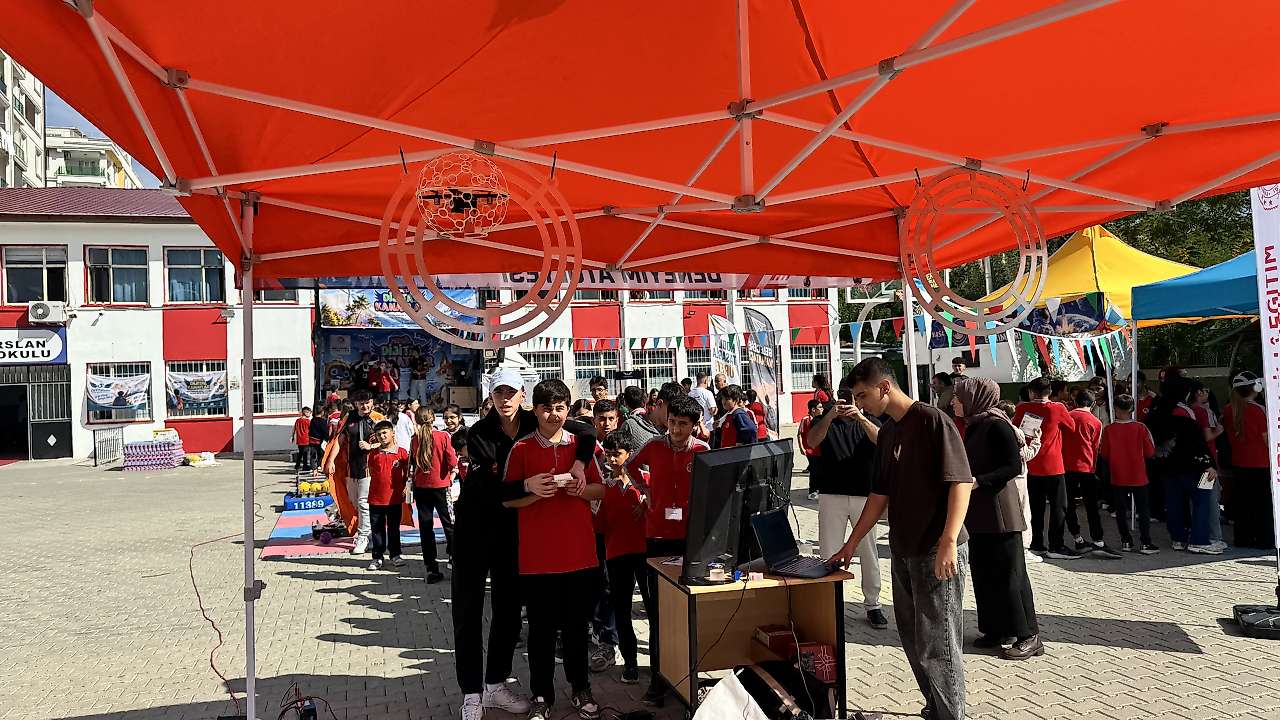 Siirt'te Öğrenciler Teknolojiyle Buluştu: Mobil Dijital Kanatlar Alparslan Ortaokulu'nda