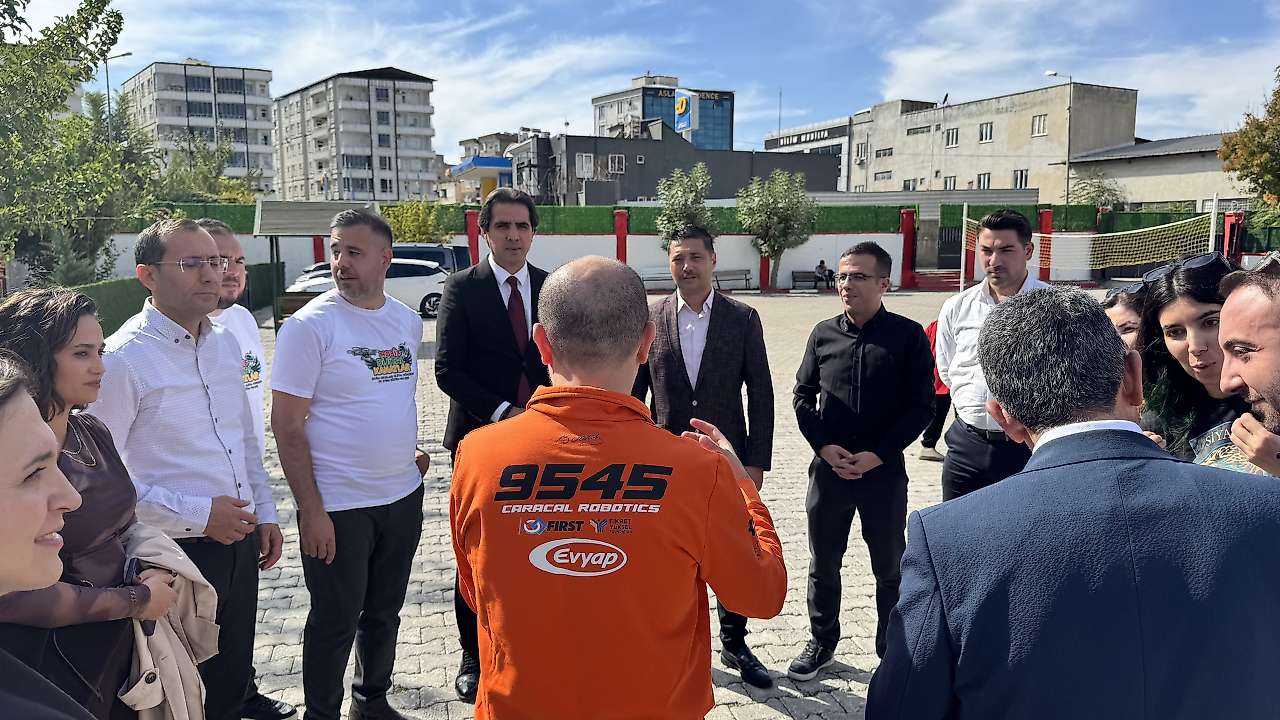 Siirt'te Öğrenciler Teknolojiyle Buluştu: Mobil Dijital Kanatlar Alparslan Ortaokulu'nda
