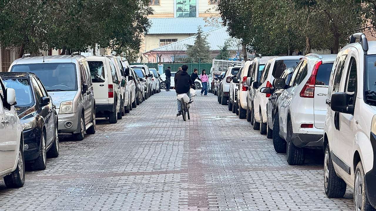 Siirt'te çift sıra park sorunu büyüyor: 3 mahallede trafik içinden çıkılmaz hale geliyor
