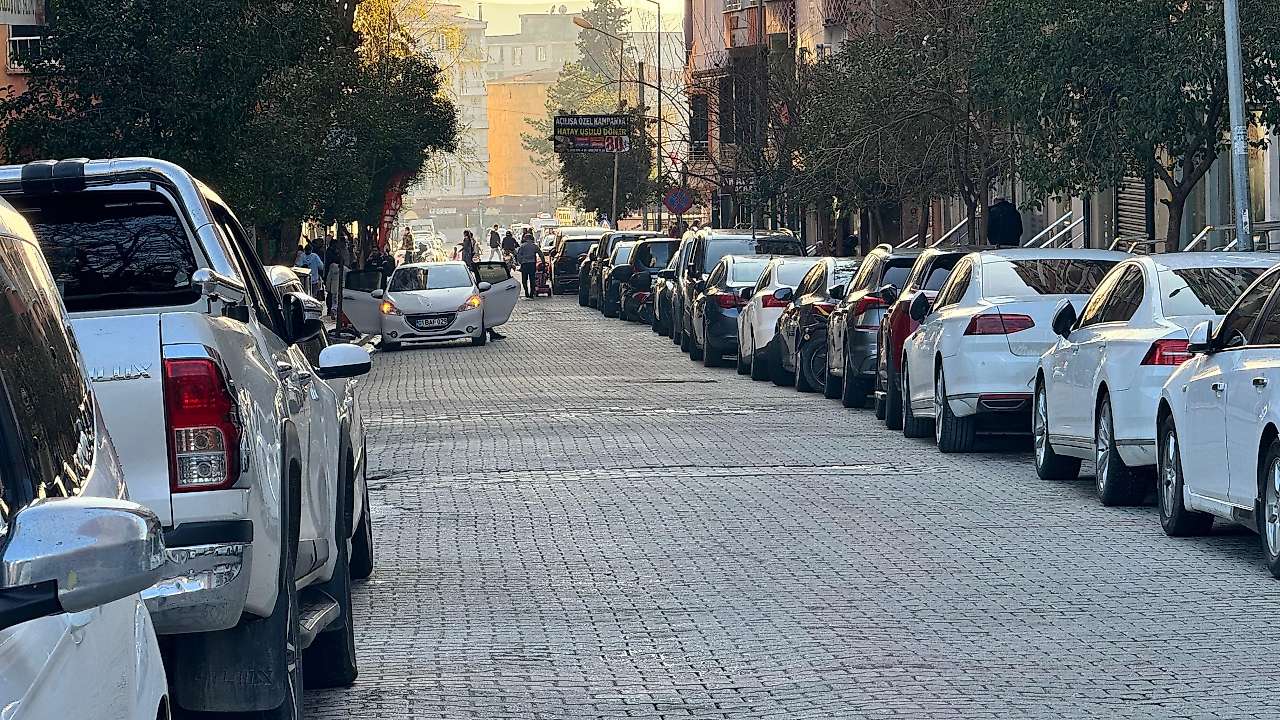 Siirt'te çift sıra park sorunu büyüyor: 3 mahallede trafik içinden çıkılmaz hale geliyor