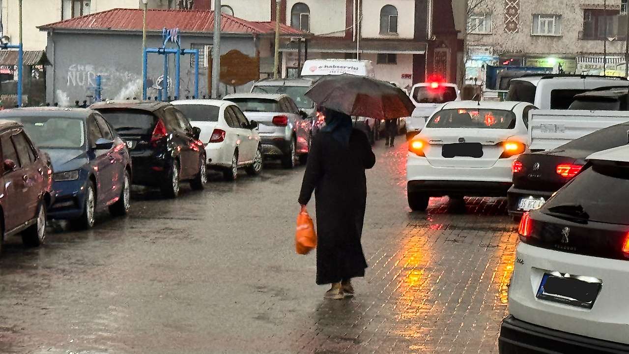 Siirt'te çift sıra park sorunu büyüyor: 3 mahallede trafik içinden çıkılmaz hale geliyor