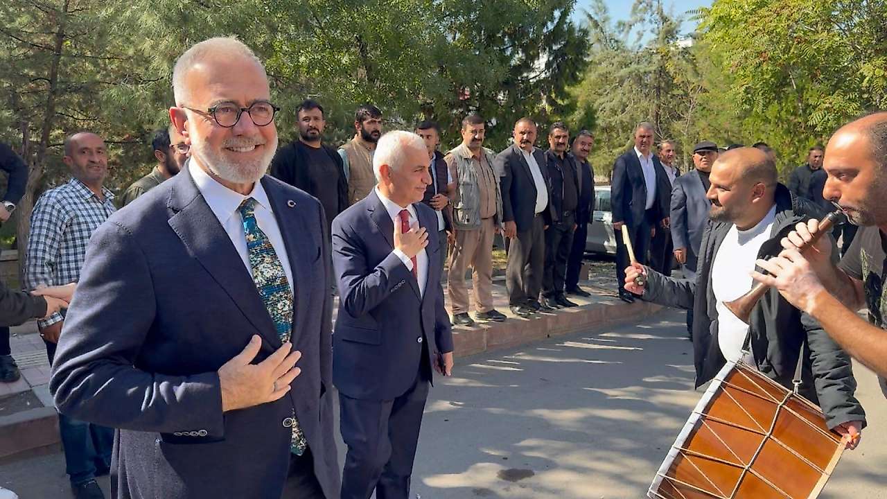 AK Parti Grup Başkanvekili Bahadır Yenişehirlioğlu Siirt'te