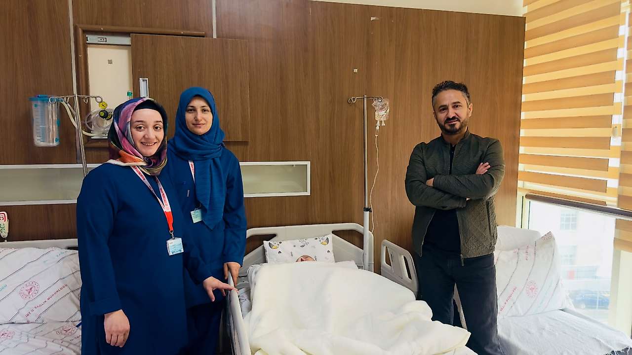 Siirt'te 3 Aylık Bebek İçin Zamana Karşı Yarış: Nadir Görülen Ameliyat Başarıyla Gerçekleştirildi
