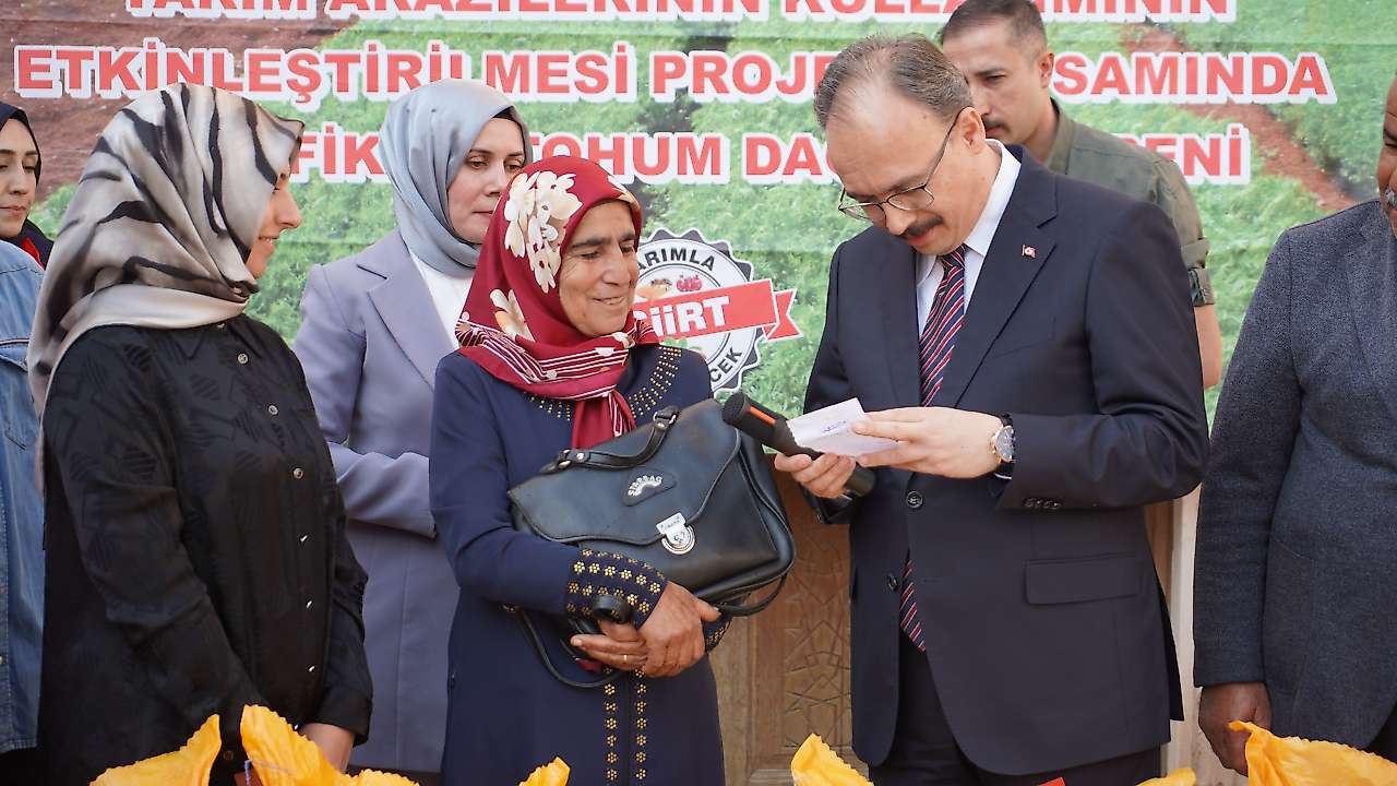 Siirt'te 600 Çiftçiye 176 Ton Sertifikalı Kırmızı Mercimek Tohumu Desteği