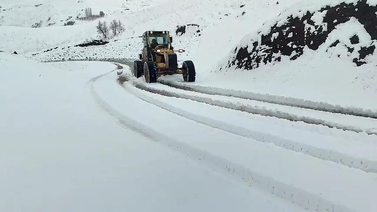 Siirt'te Mevsimin İlk Karı Etkili Oldu: Araçlar Yolda Mahsur Kaldı