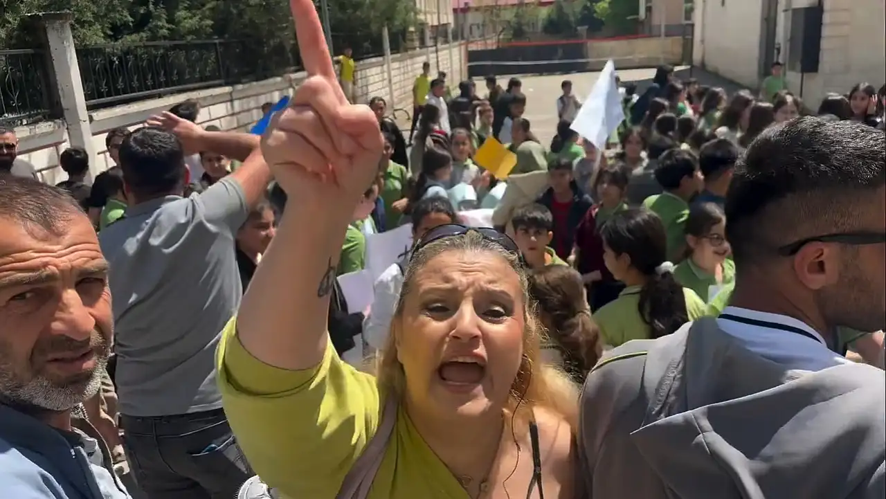 Kurtalan'da Okul Nakli Tepkisi: Öğrenci ve Veliler Yürümek İstedi