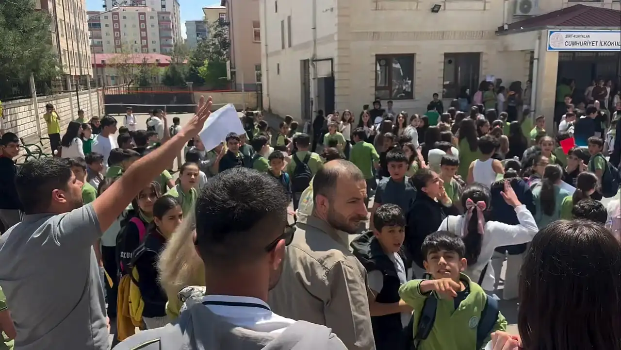 Kurtalan'da Okul Nakli Tepkisi: Öğrenci ve Veliler Yürümek İstedi