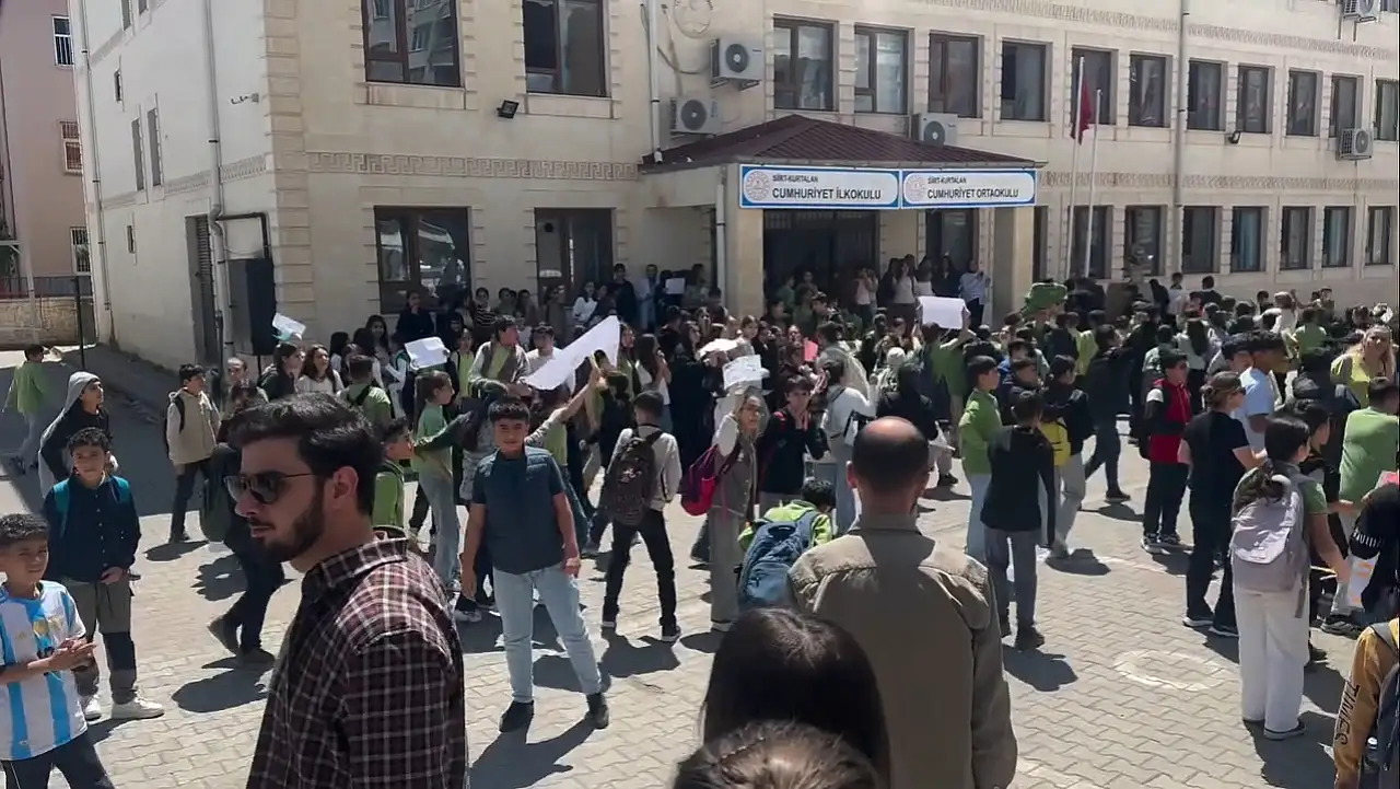 Kurtalan'da Okul Nakli Tepkisi: Öğrenci ve Veliler Yürümek İstedi
