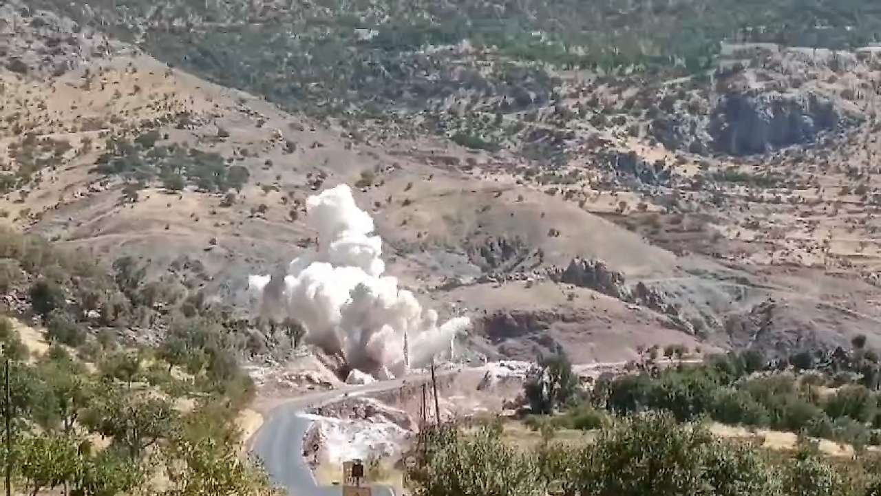 Siirt-Pervari Yolunda Kontrollü Patlatma Kamerada: Fıstık Üreticileri Tozdan Şikâyetçi