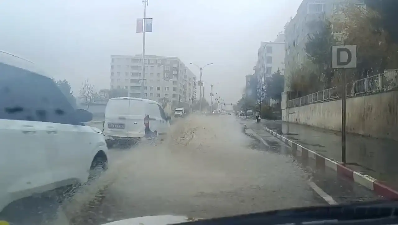 Siirt'te Yağış Etkili Oldu: Bazı Sokaklarda Göletler Oluştu