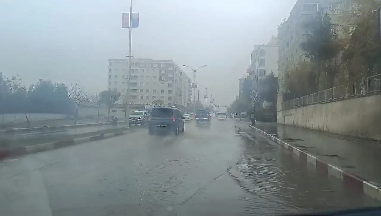 Siirt'te Yağış Etkili Oldu: Bazı Sokaklarda Göletler Oluştu