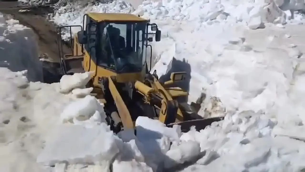 Siirt Pervari'de köy grup yoluna çığ düştü