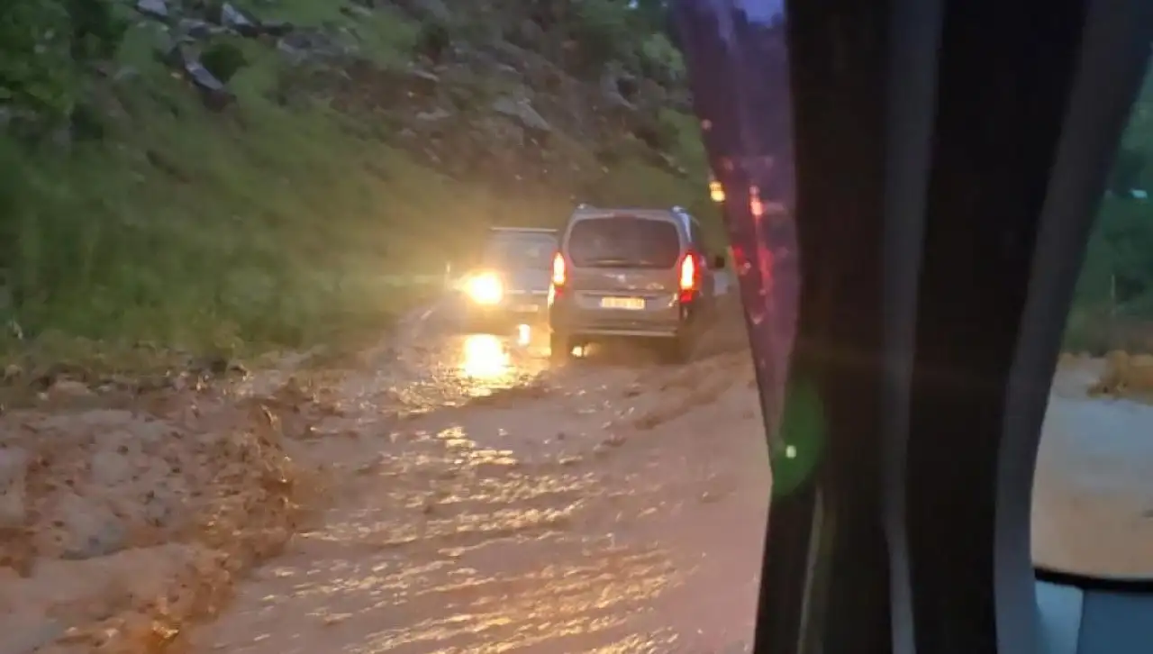Siirt'te Sel Ulaşımı Olumsuz Etkiledi: Pervari-Kilis Yolunda Araçlar Mahsur Kaldı