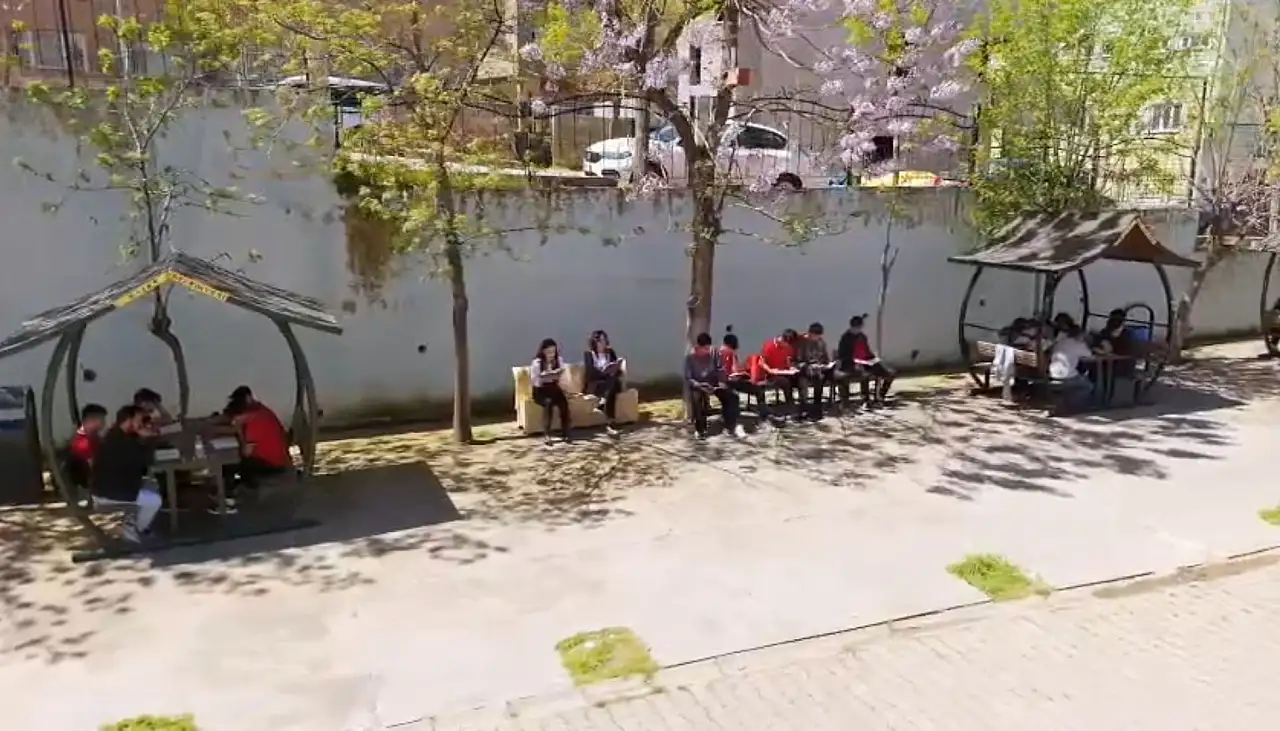 Siirt Gazi Anadolu Lisesi'nde Kitap Okuma Etkinliği Dikkat Çekti!