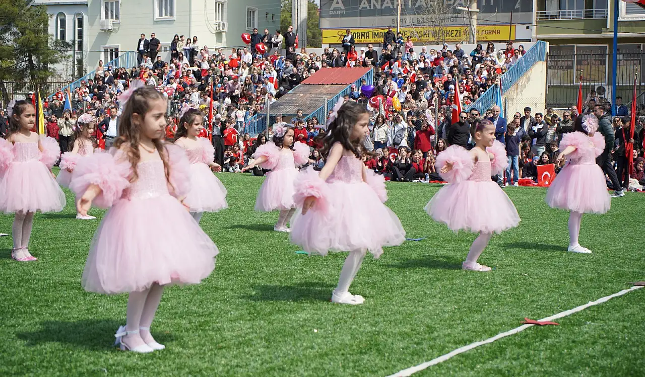 Siirt'te 23 nisan coşkusu: Tribünler doldu, kutlamalar renkli geçti