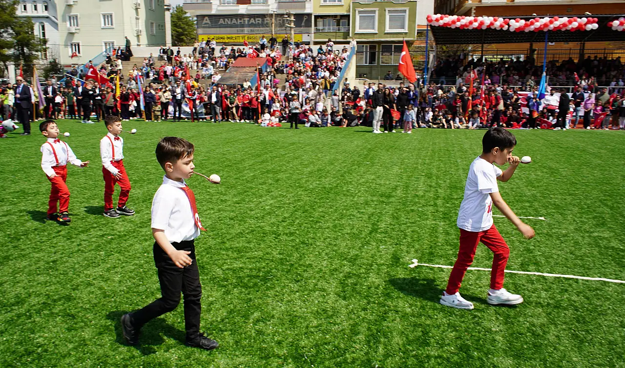 Siirt'te 23 nisan coşkusu: Tribünler doldu, kutlamalar renkli geçti