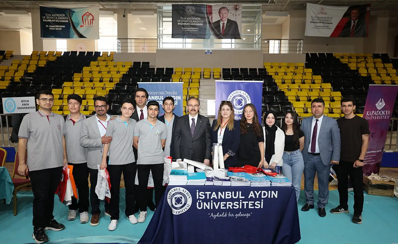 Siirt'te 'Üniversite Tanıtım Fuarı ve Kariyer Günü' Yoğun Katılımla Gerçekleştirildi