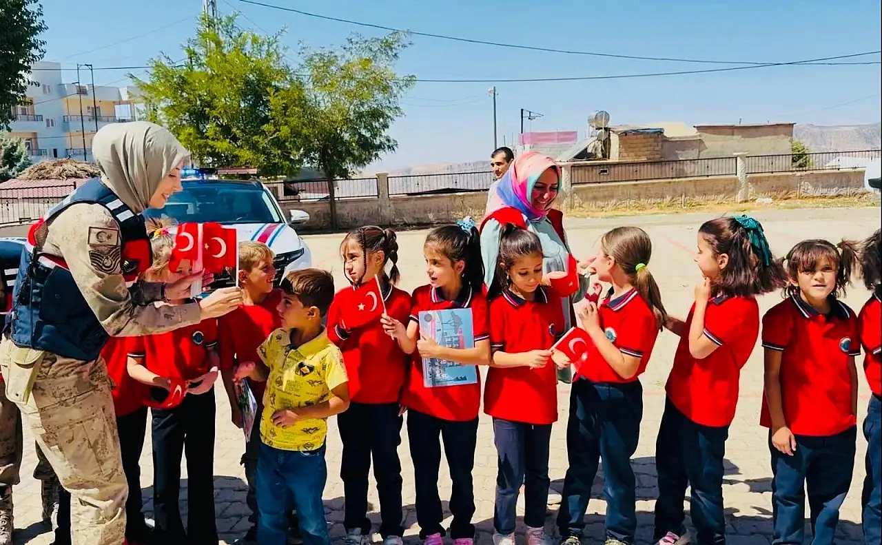 Siirt'te Jandarma'dan Öğrencilere 'Güvenli Yaşam' Eğitimi