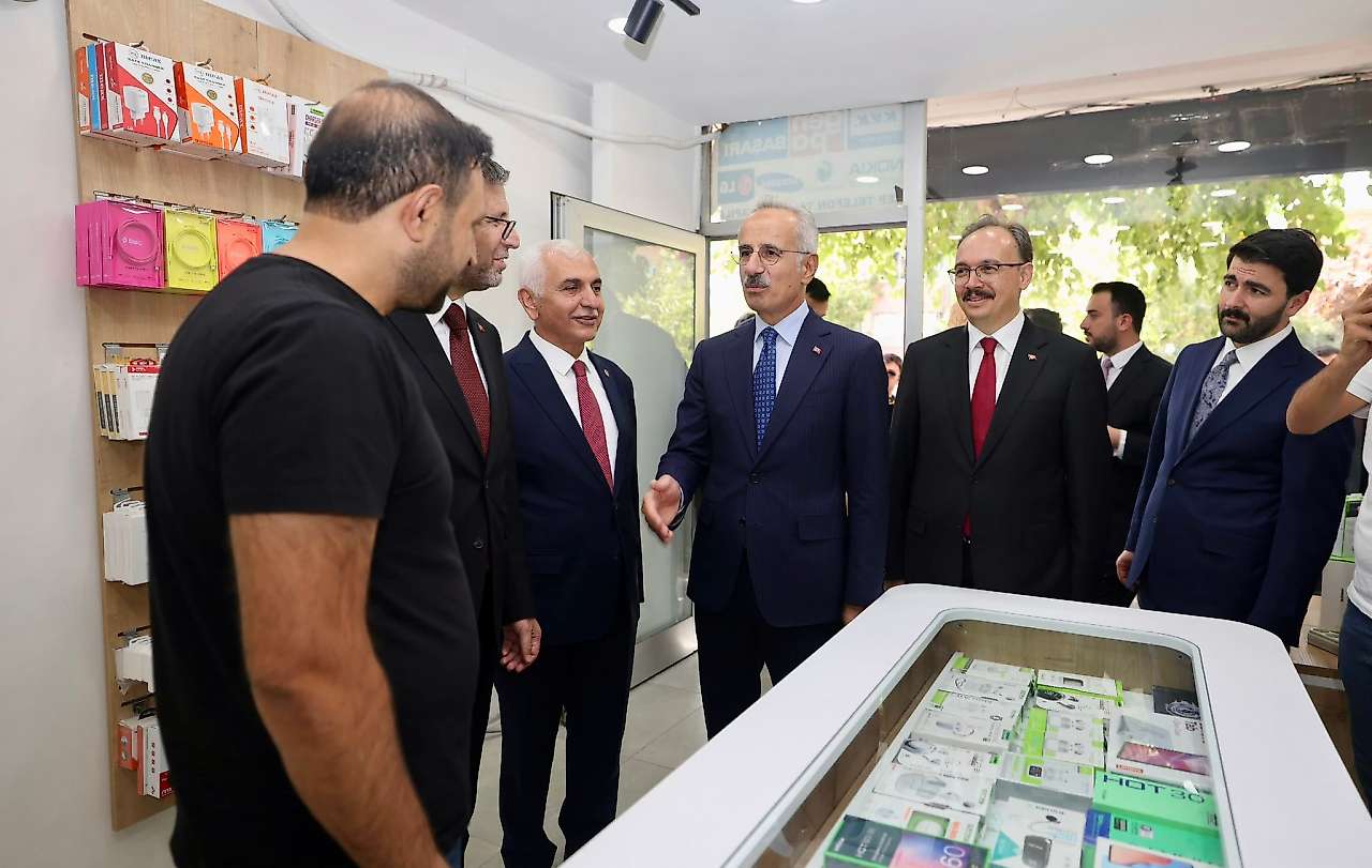 Ulaştırma ve Altyapı Bakanı Abdulkadir Uraloğlu Siirt Güres Caddesi'nde Esnafla Buluştu