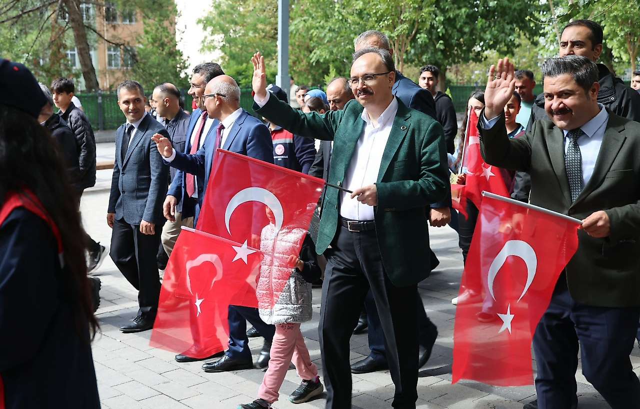 Siirt Fıstığı Festivali kortej yürüyüşüyle devam etti