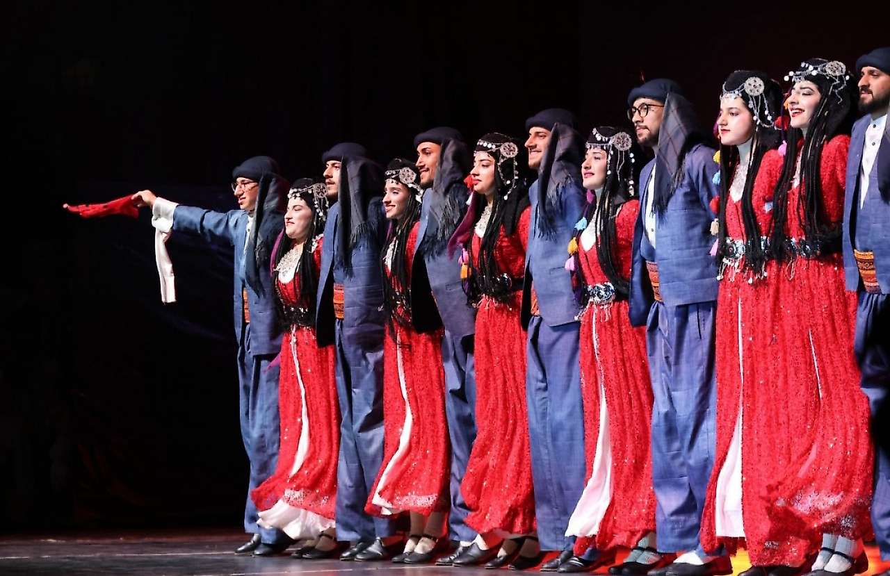 Siirt Halk Oyunları Ekibi Arhavi'de Türkiye'yi ve Siirt'i Gururla Temsil Ediyor