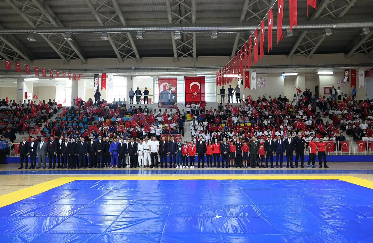 Siirt'te 19 Mayıs Coşkusu: Gençlik ve Spor Bayramı Törenlerle Kutlandı