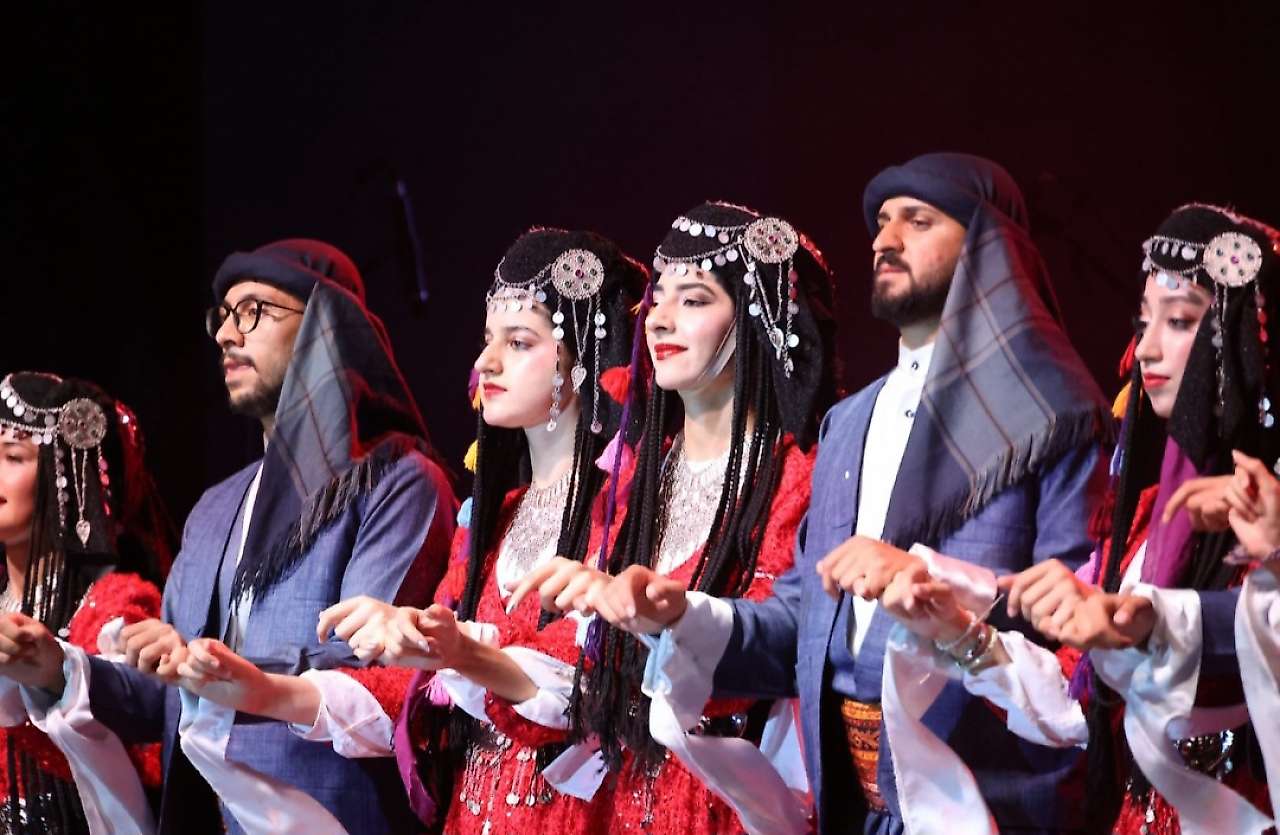 Siirt Halk Oyunları Ekibi Arhavi'de Türkiye'yi ve Siirt'i Gururla Temsil Ediyor