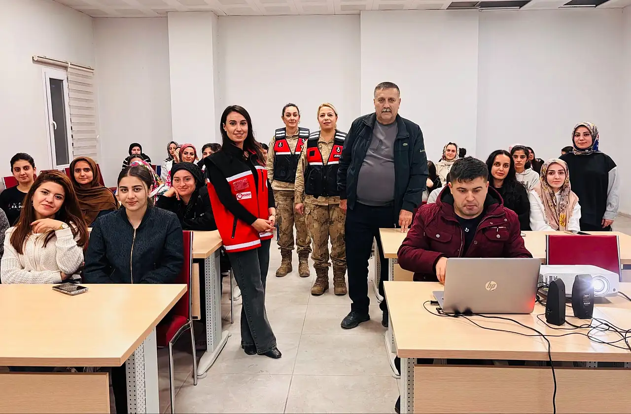 Kurtalan Kız Yurdunda 'Kadına Yönelik Şiddetle Mücadele' Semineri Düzenlendi