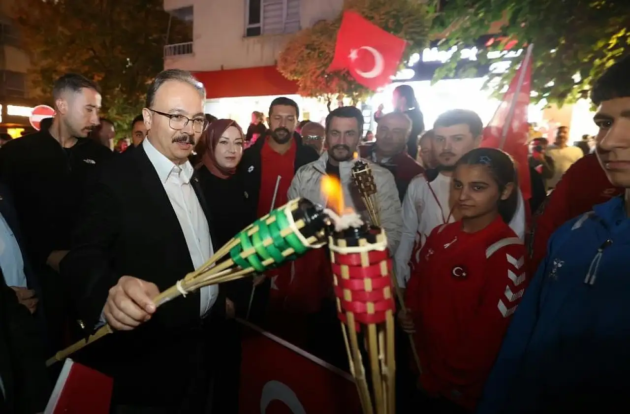 Cumhuriyet'in 102'nci Yılında Siirt Fener Alayıyla Aydınlandı