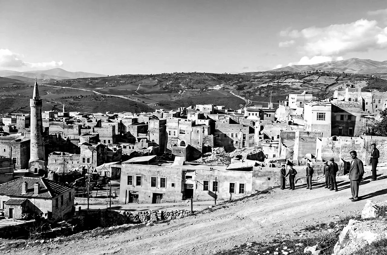 1932 Yılında Siirt'in Yüksek Tepelerinden Çekilmiş Babuddarp Cami ve Algül Mahallesi Siyah Beyaz