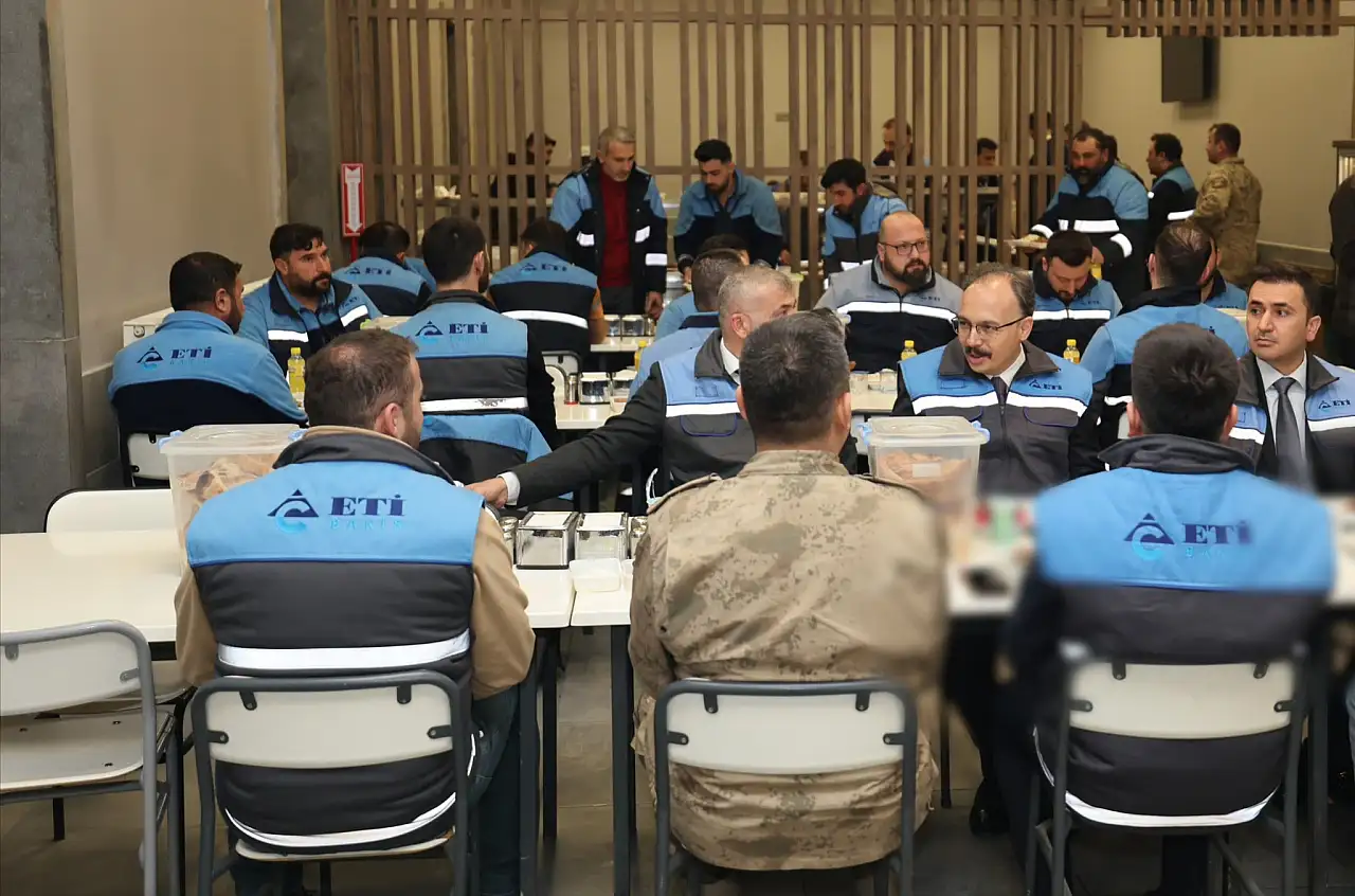 Siirt Valisi ve Belediye Başkan Vekili, madencilerle Ramazan sofrasında buluştu